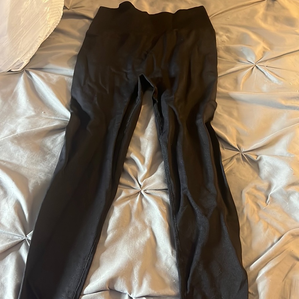 Black scrunch back leggings